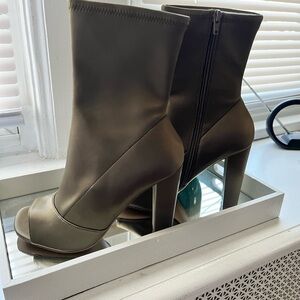 Elegant Olive Green Women's Boots